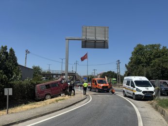 Panelvan direğe çarptı: 1 ölü, 2 yaralı