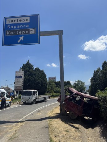Panelvan direğe çarptı: 1 ölü, 2 yaralı