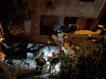 Otomobil apartman boşluğuna devrildi: 2 yaralı
