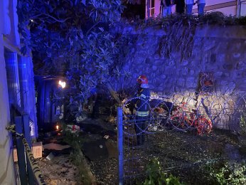 Otomobil apartman boşluğuna devrildi: 2 yaralı