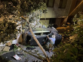 Otomobil apartman boşluğuna devrildi: 2 yaralı