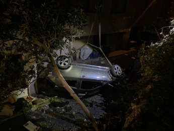 Otomobil apartman boşluğuna devrildi: 2 yaralı