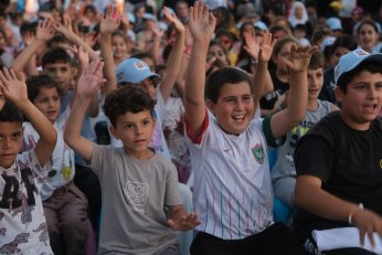 Çocuklar renkli etkinlikte doyasıya eğleniyor
