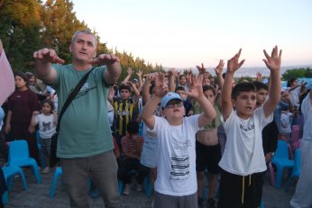 Çocuklar renkli etkinlikte doyasıya eğleniyor