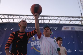 Çocuklar renkli etkinlikte doyasıya eğleniyor