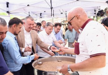 Pazarda aşureler Başkan’ın elinden