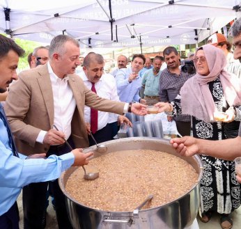 Pazarda aşureler Başkan’ın elinden