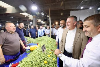 Pazarda aşureler Başkan’ın elinden