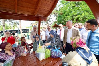Pazarda aşureler Başkan’ın elinden