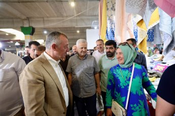 Pazarda aşureler Başkan’ın elinden