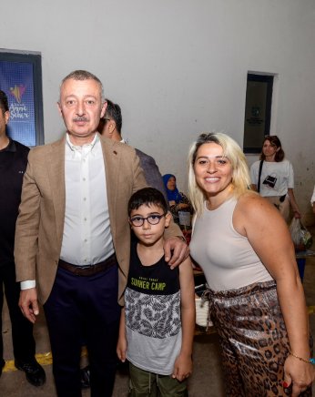 Pazarda aşureler Başkan’ın elinden