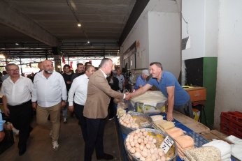 Pazarda aşureler Başkan’ın elinden