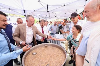 Pazarda aşureler Başkan’ın elinden