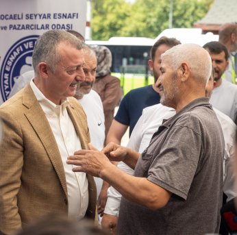 Pazarda aşureler Başkan’ın elinden