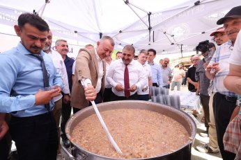 Pazarda aşureler Başkan’ın elinden