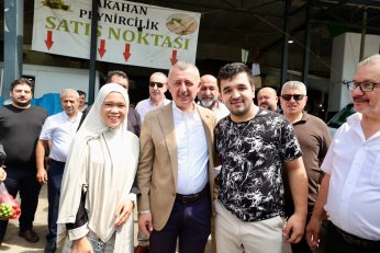 Pazarda aşureler Başkan’ın elinden