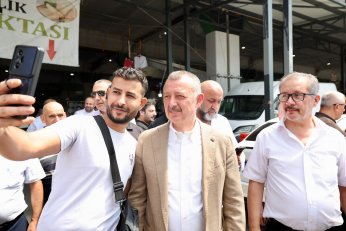 Pazarda aşureler Başkan’ın elinden