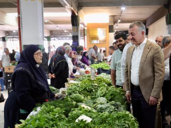 Pazarda aşureler Başkan’ın elinden