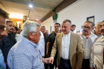 Pazarda aşureler Başkan’ın elinden