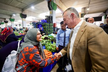 Pazarda aşureler Başkan’ın elinden