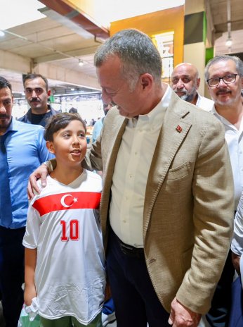 Pazarda aşureler Başkan’ın elinden
