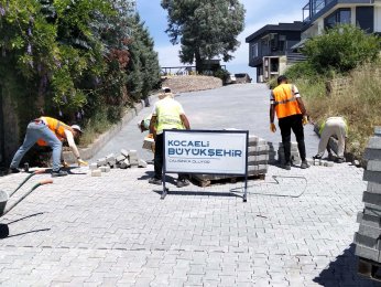Halıdere’de parke yollara yenileme