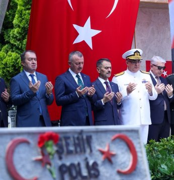 Dualar kahramanlar için yükseldi