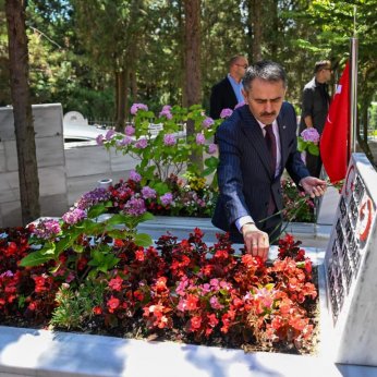 Dualar kahramanlar için yükseldi