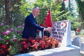 Dualar kahramanlar için yükseldi