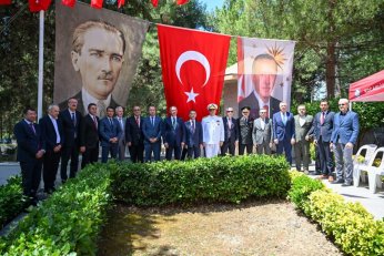 Dualar kahramanlar için yükseldi