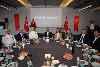 Şehit aileleri ve gaziler onuruna yemek