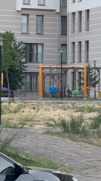 Elinde bıçakla parkta cinnet geçirdi