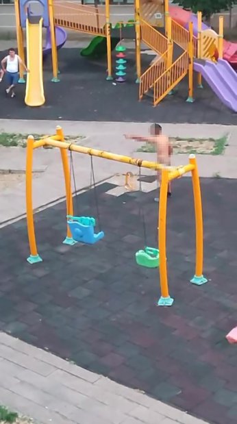 Elinde bıçakla parkta cinnet geçirdi
