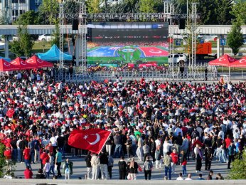 Meydanlar sosyal hayatın kalbi oldu