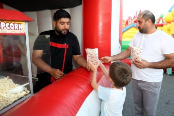 Millet bahçesinde müzik dolu akşam