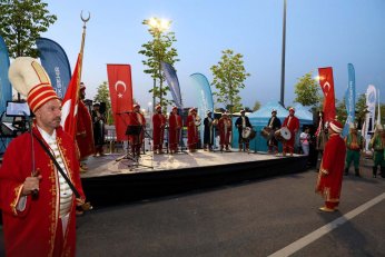 Millet bahçesinde müzik dolu akşam