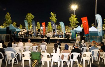 Millet bahçesinde müzik dolu akşam
