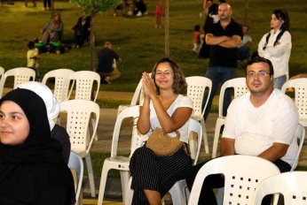 Millet bahçesinde müzik dolu akşam