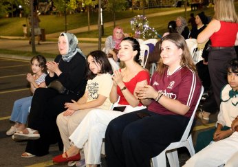 Millet bahçesinde müzik dolu akşam