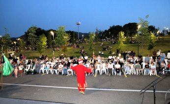 Millet bahçesinde müzik dolu akşam