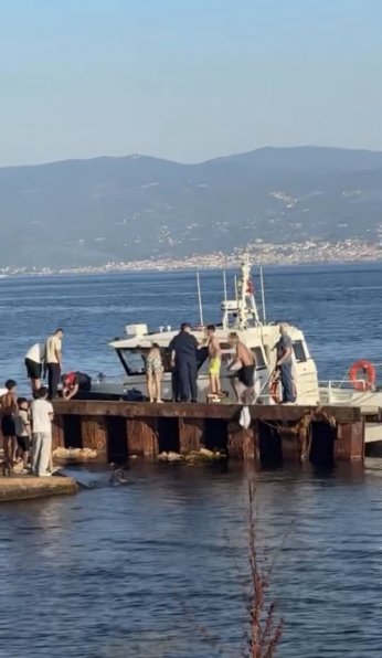 Deniz fenerinde mahsur kalan 3 kişi kurtarıldı