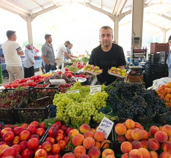 İncir ve kızılcık pazar tezgahında