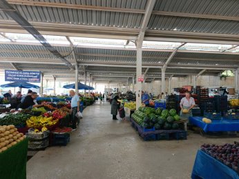 İncir ve kızılcık pazar tezgahında