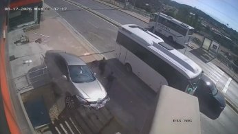 Aracın altında kalmaktan son anda kurtuldular