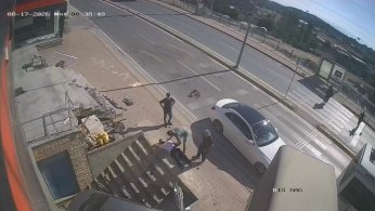 Aracın altında kalmaktan son anda kurtuldular