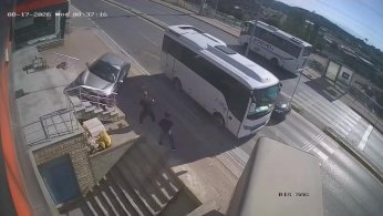 Aracın altında kalmaktan son anda kurtuldular