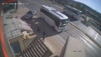 Aracın altında kalmaktan son anda kurtuldular