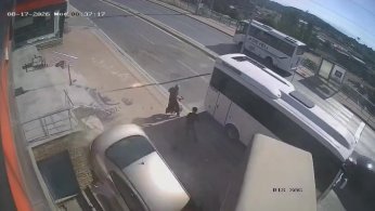 Aracın altında kalmaktan son anda kurtuldular