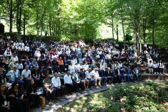 Protokol kampta gençlerle buluştu