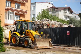 Çatırdayan bina iş makineleriyle yıkıldı